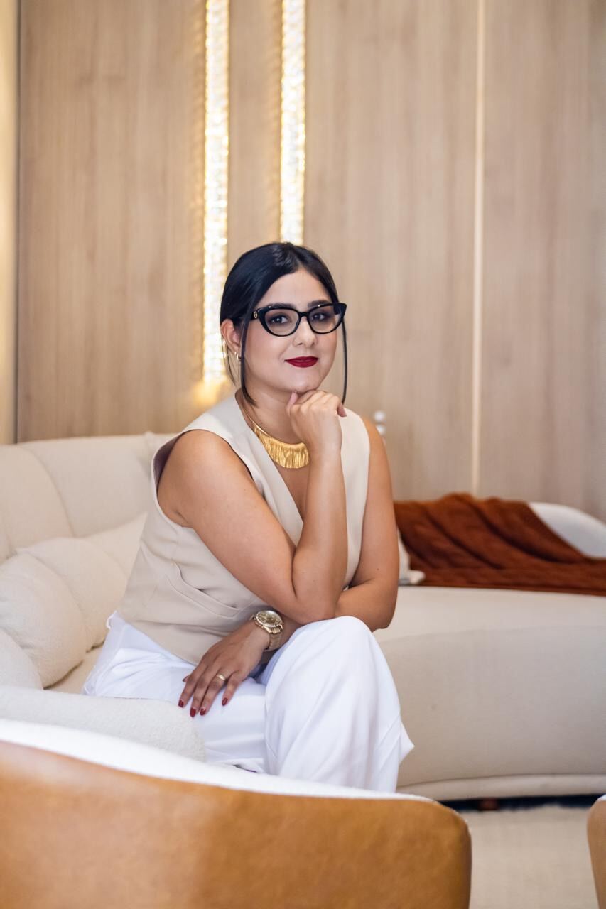 Leydiane Brito, designer de interiores, em ambiente residencial neoclássico