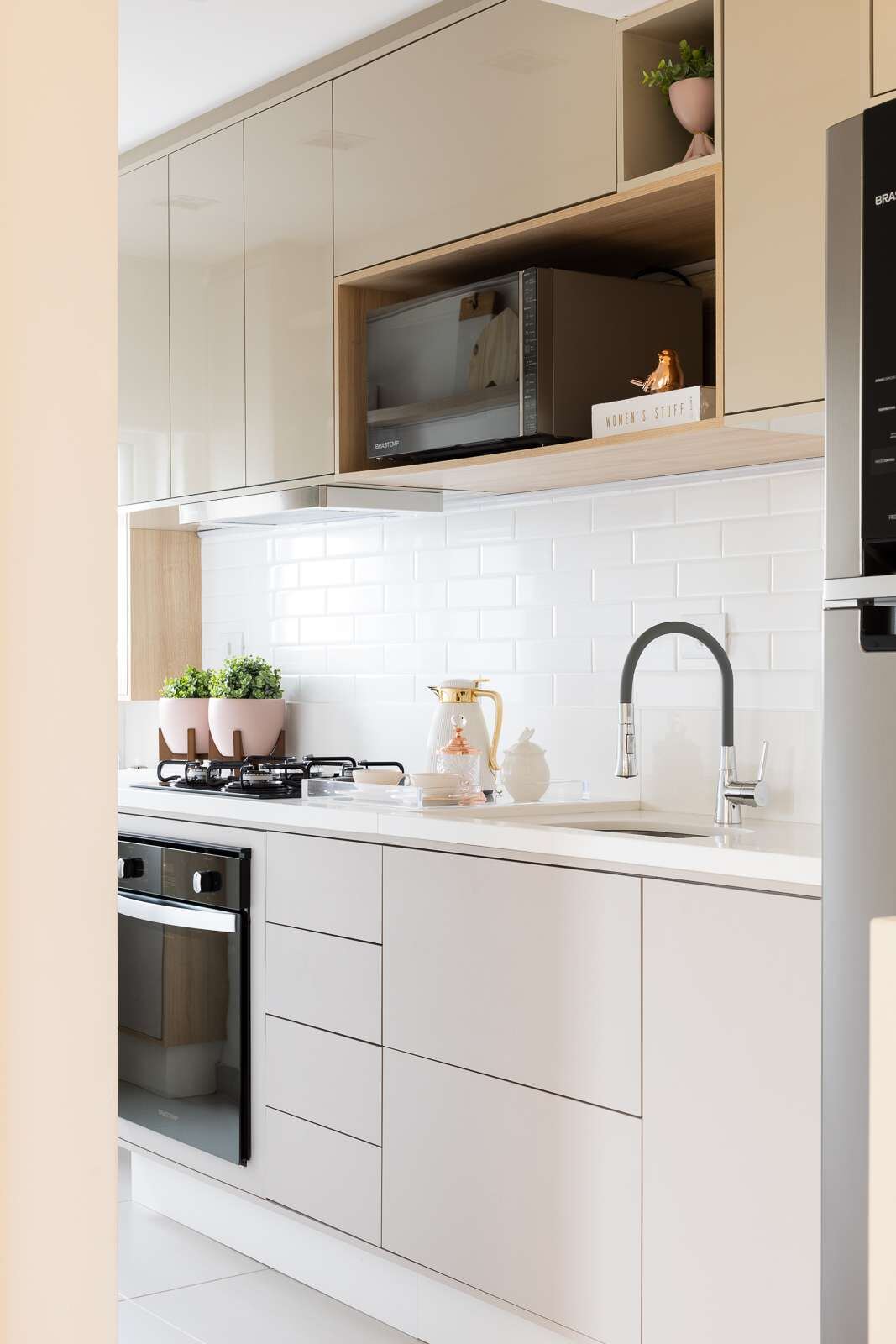 Cozinha compacta em tons neutros com bancada branca