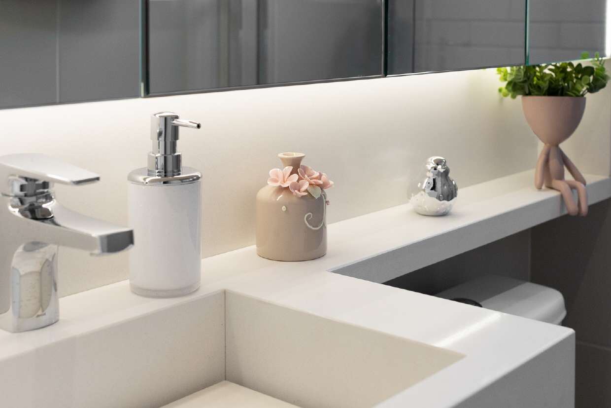Bancada de banheiro com detalhes em rosé e dourado