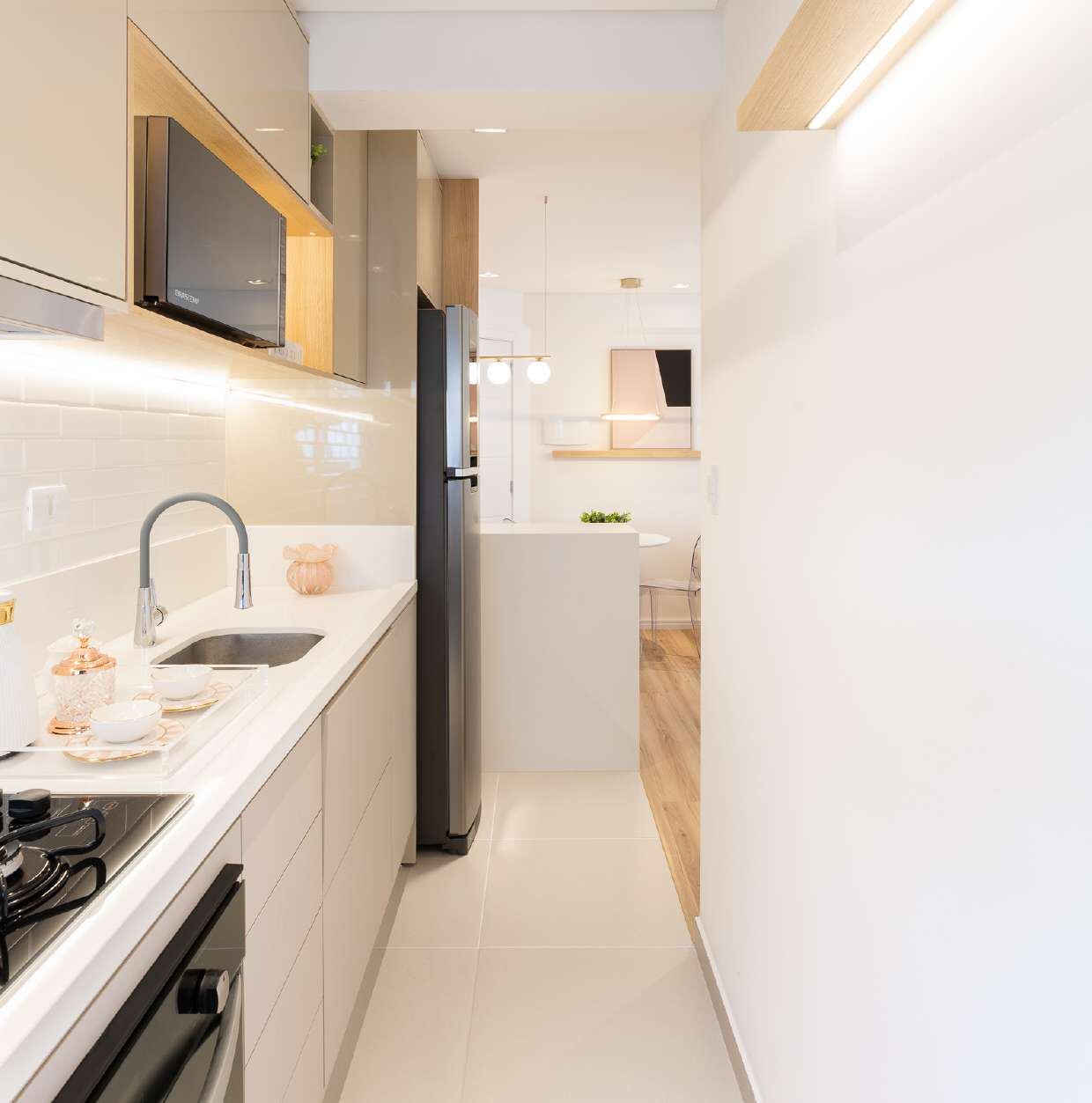 Cozinha em corredor com vista integrada para a área social