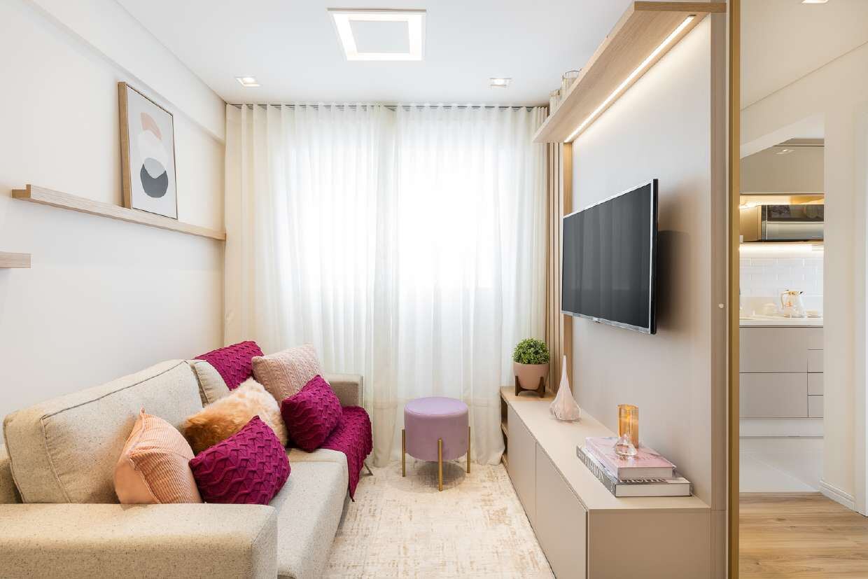 Sala de estar compacta com sofá e almofadas coloridas