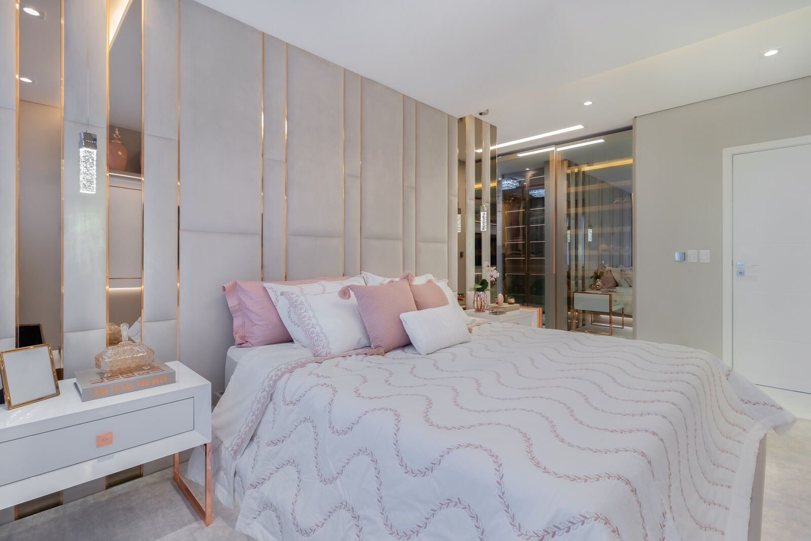 Suíte master com vista integrada para o closet