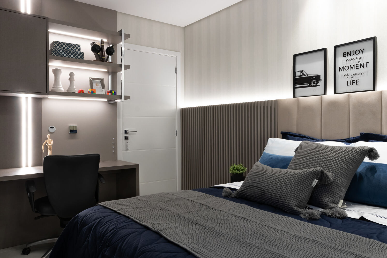 Quarto com bancada de estudos integrada e iluminação embutida